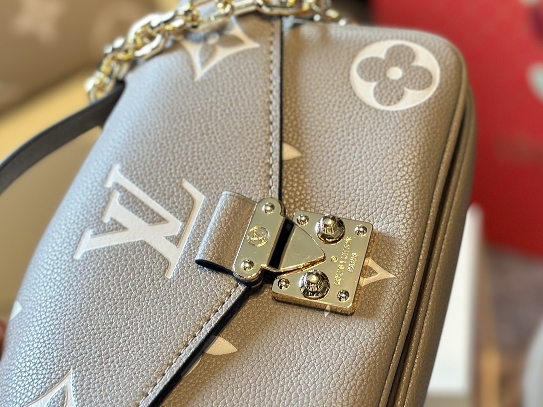 Louis new arrival mini bag size: 21 * 12cm