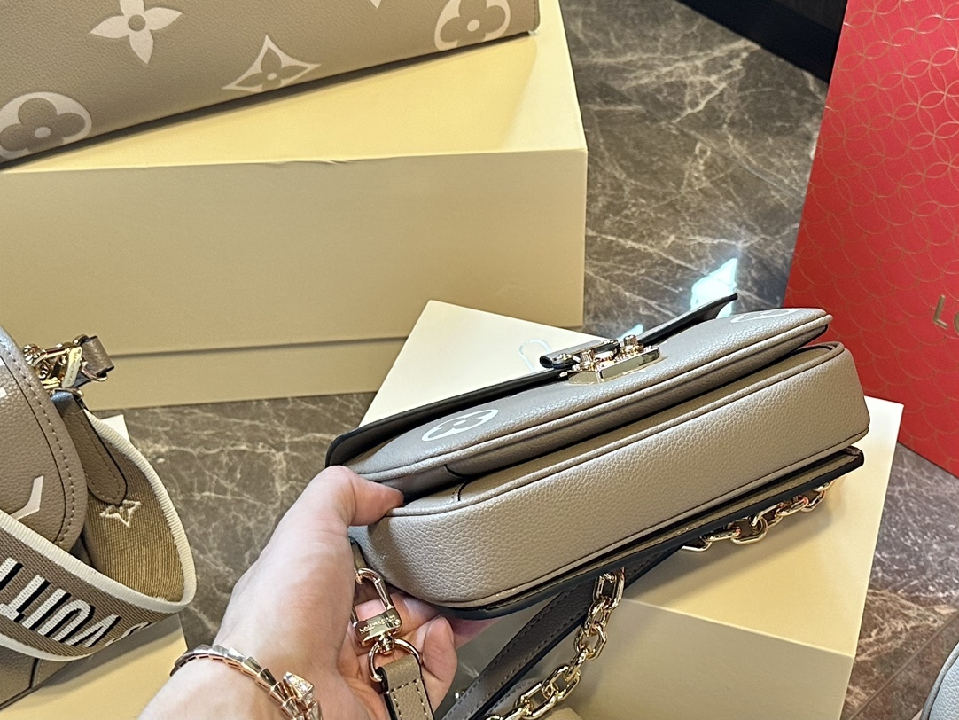 Louis new arrival mini bag size: 21 * 12cm