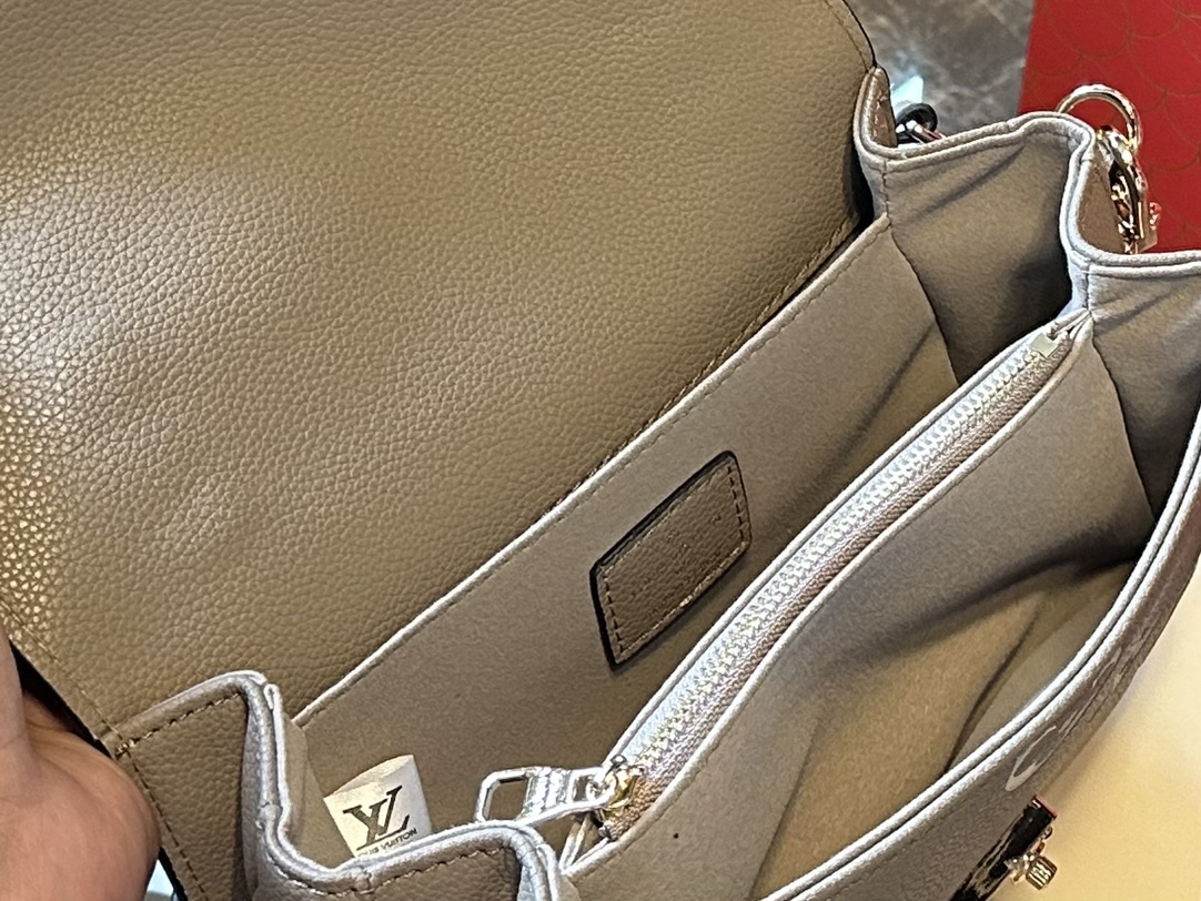 Louis new arrival mini bag size: 21 * 12cm