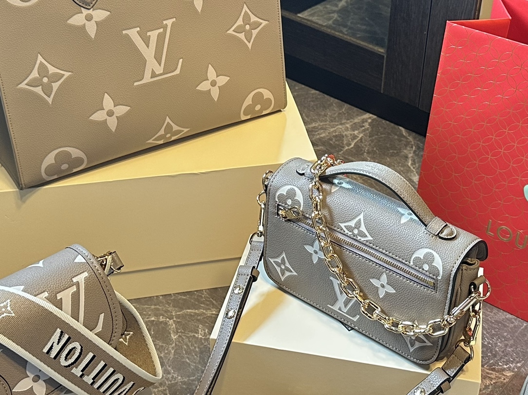 Louis new arrival mini bag size: 21 * 12cm