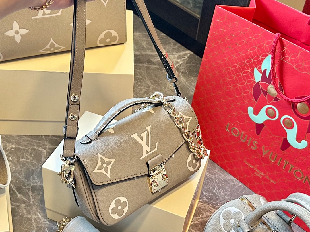 louis-new-arrival-mini-bag-size-21-12cm-9585