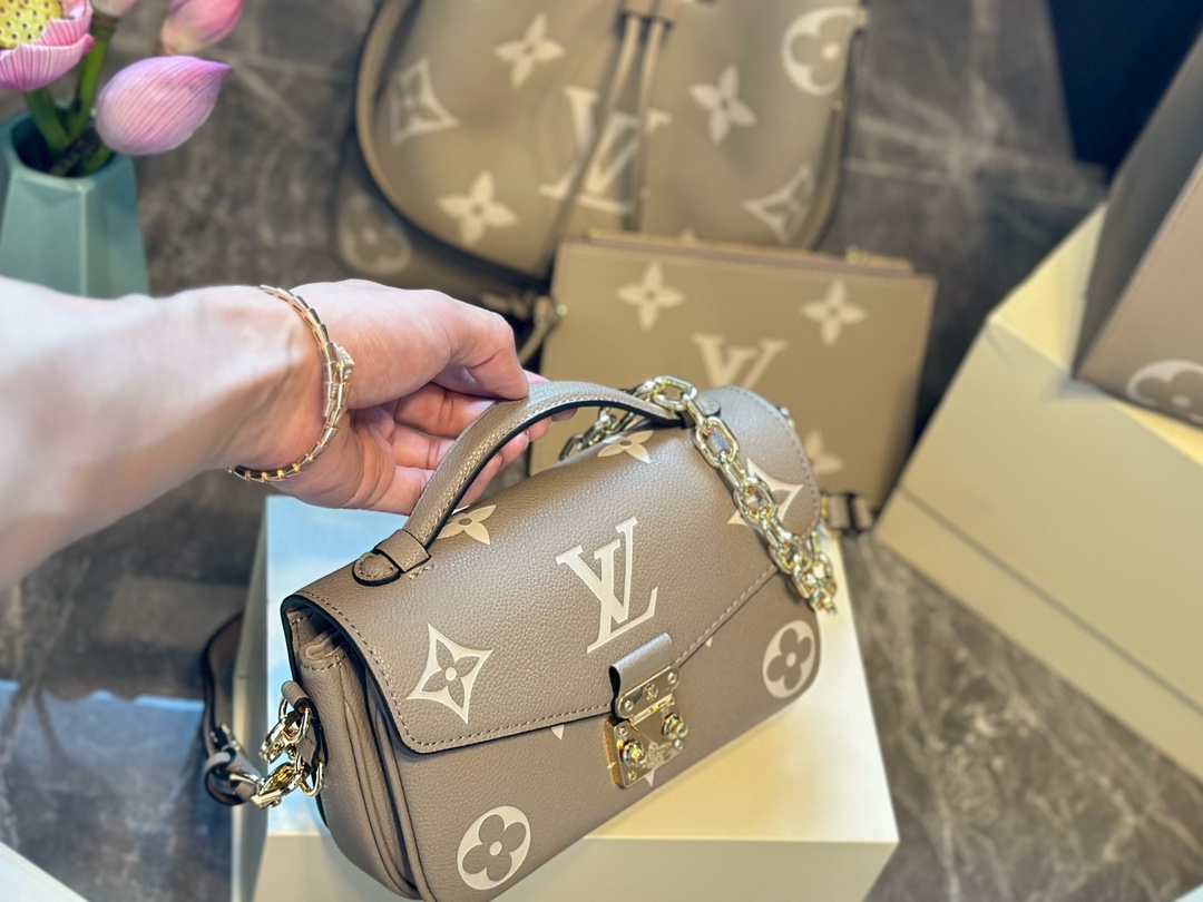 Louis new arrival mini bag size: 21 * 12cm