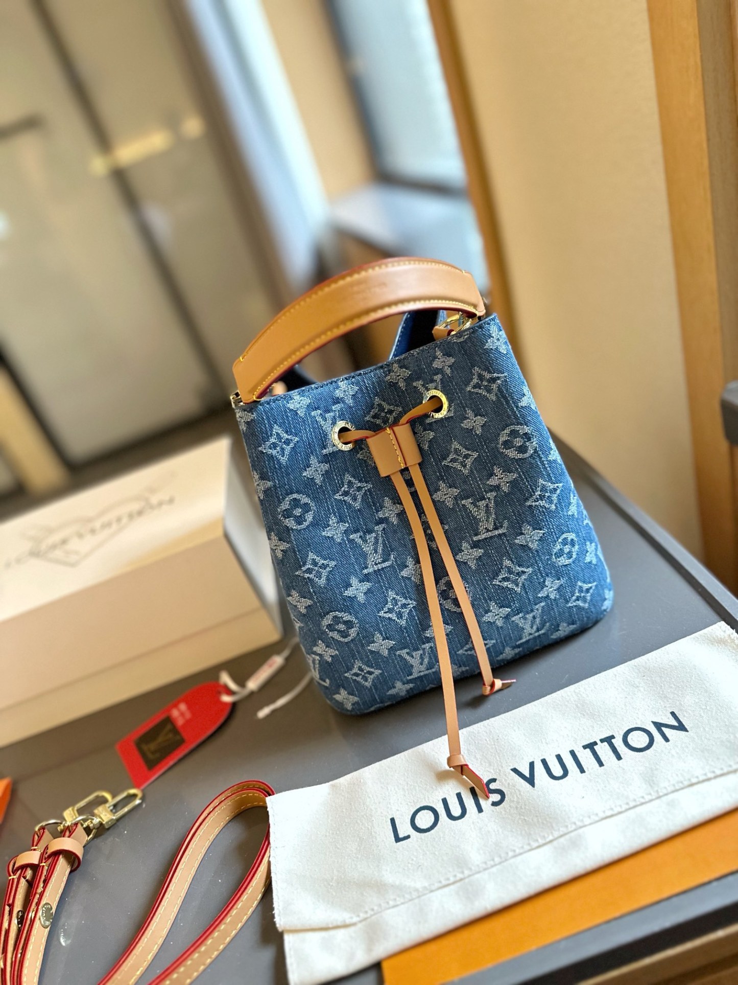 Louis new arrival NEONOE M44022  bag size: 20 cm