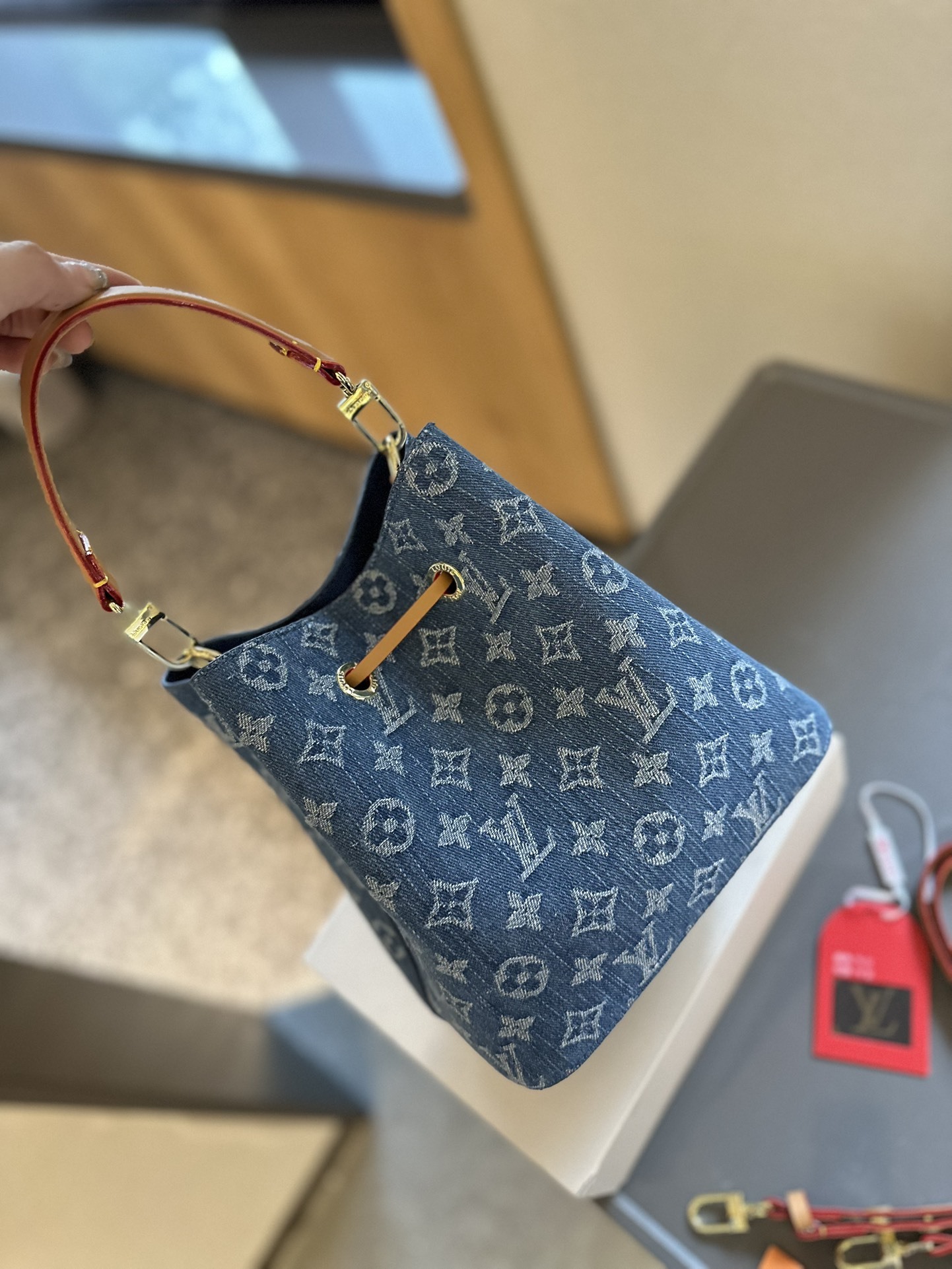 Louis new arrival NEONOE M44022  bag size: 20 cm