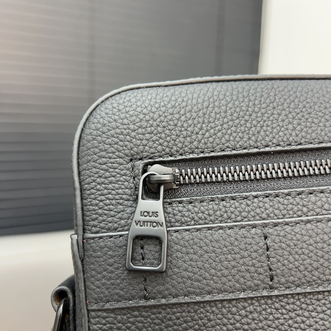 Louis new arrival men and women bag size: 22 x 29cm