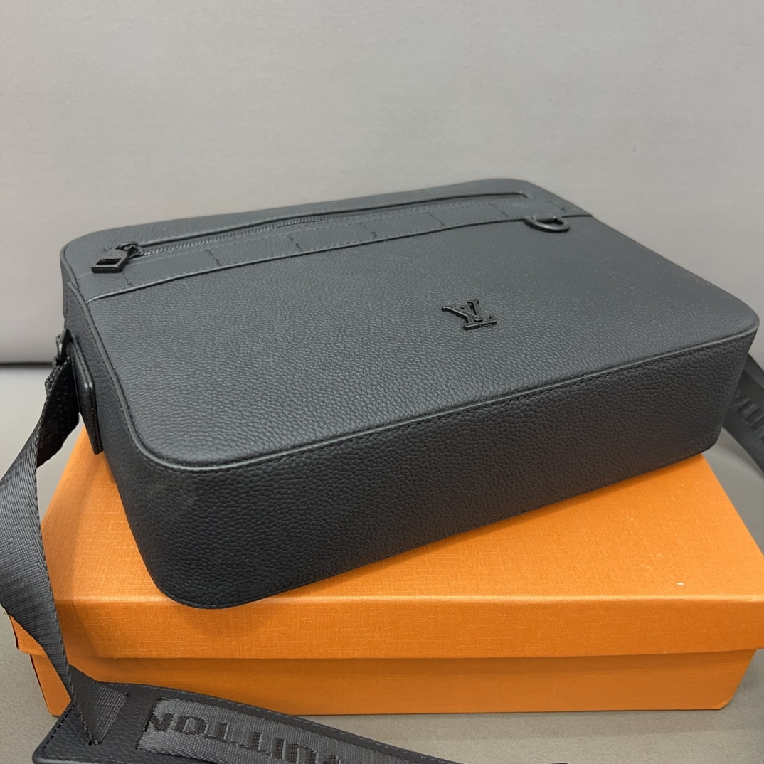 Louis new arrival men and women bag size: 22 x 29cm