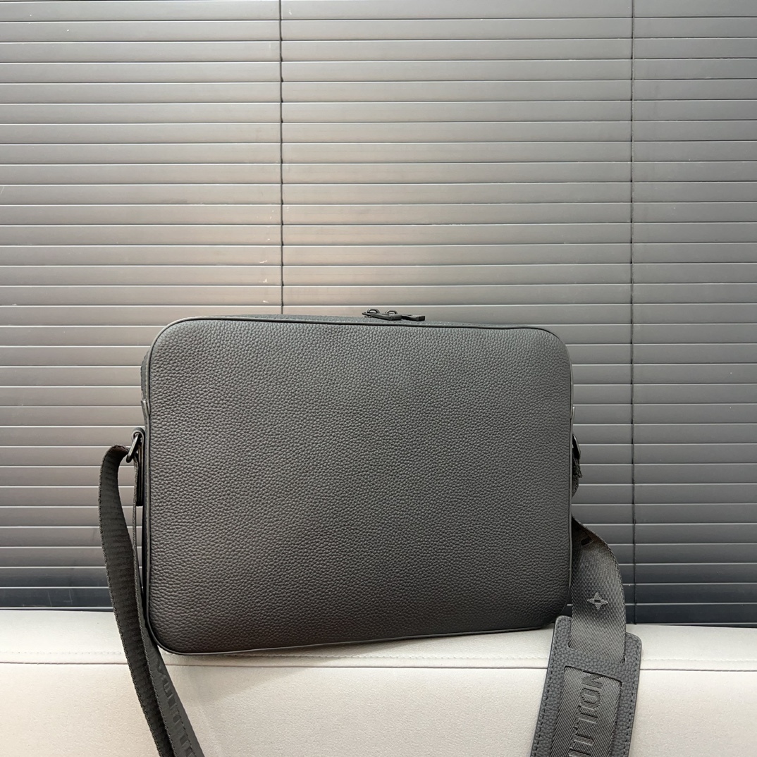 Louis new arrival men and women bag size: 22 x 29cm