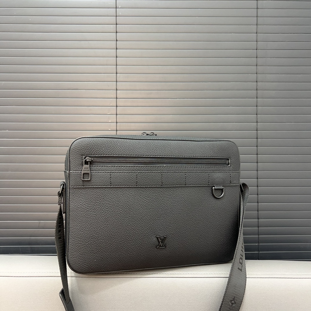 Louis new arrival men and women bag size: 22 x 29cm