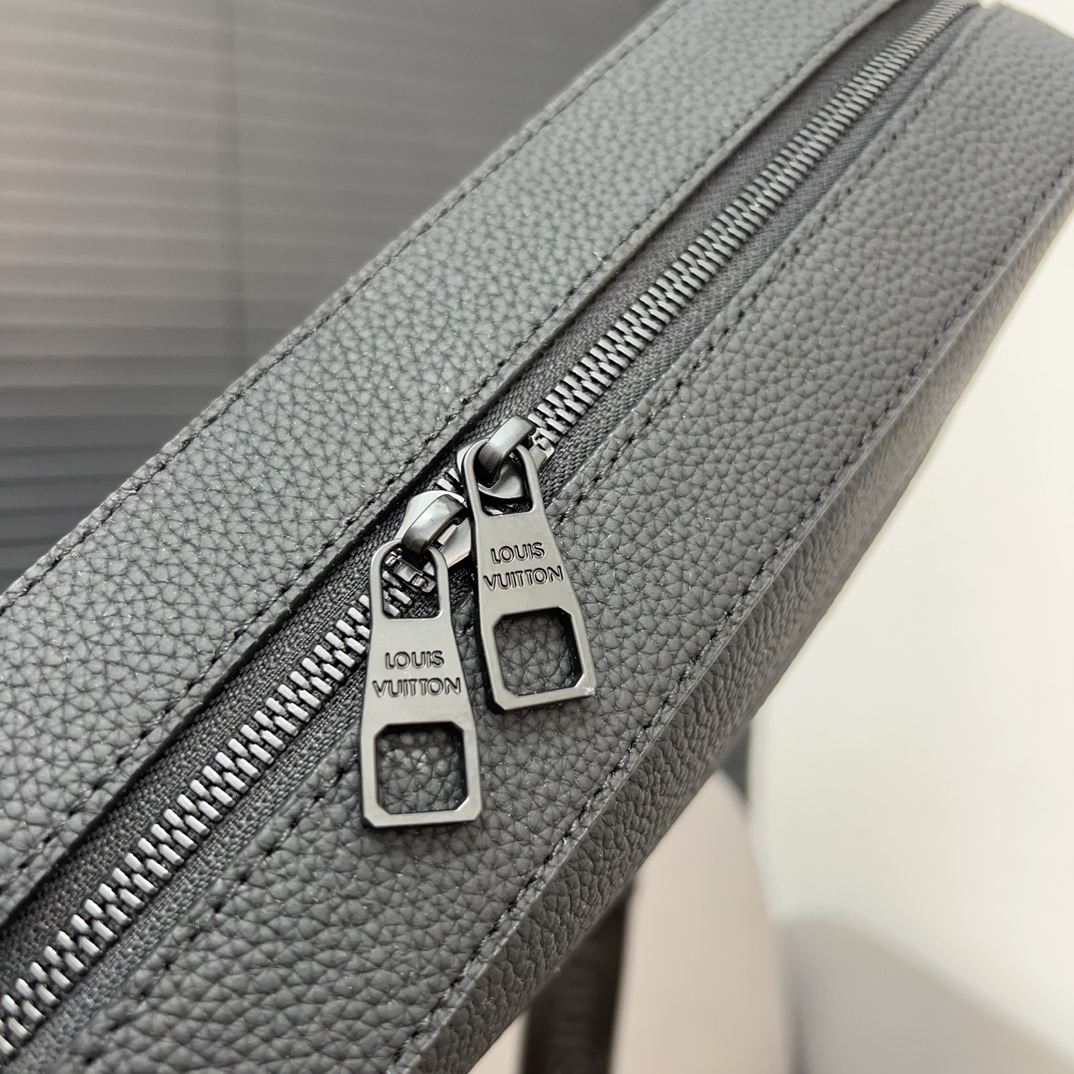 Louis new arrival men and women bag size: 22 x 29cm