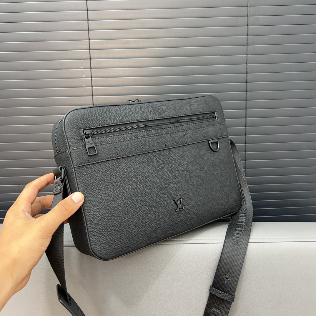 Louis new arrival men and women bag size: 22 x 29cm