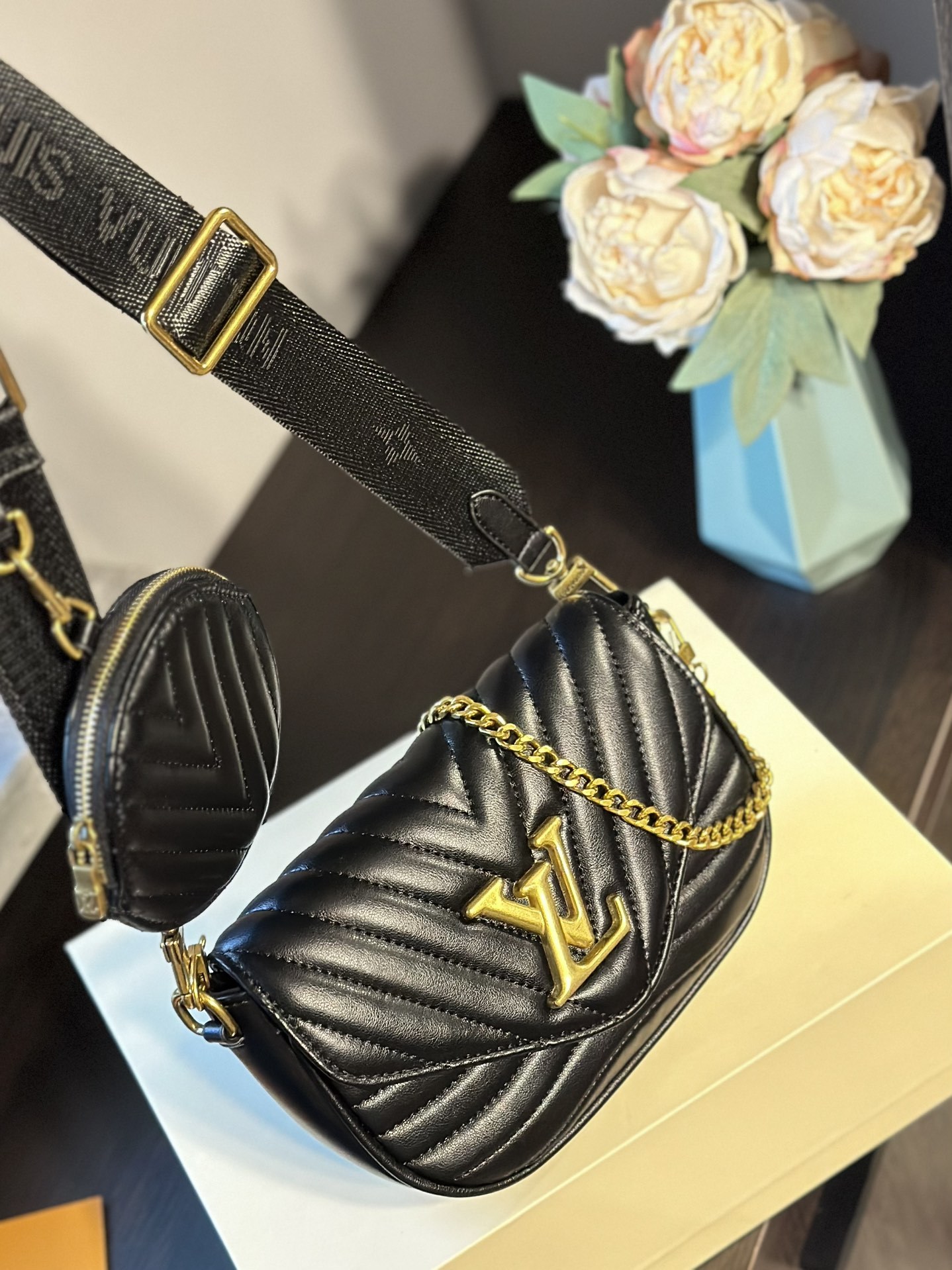 louis-multi-pochette-new-wave-size-21x13x6-5cm-2391