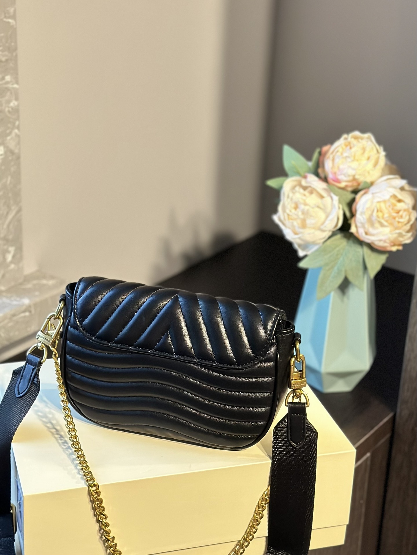 louis-multi-pochette-new-wave-size-21x13x6-5cm-2391