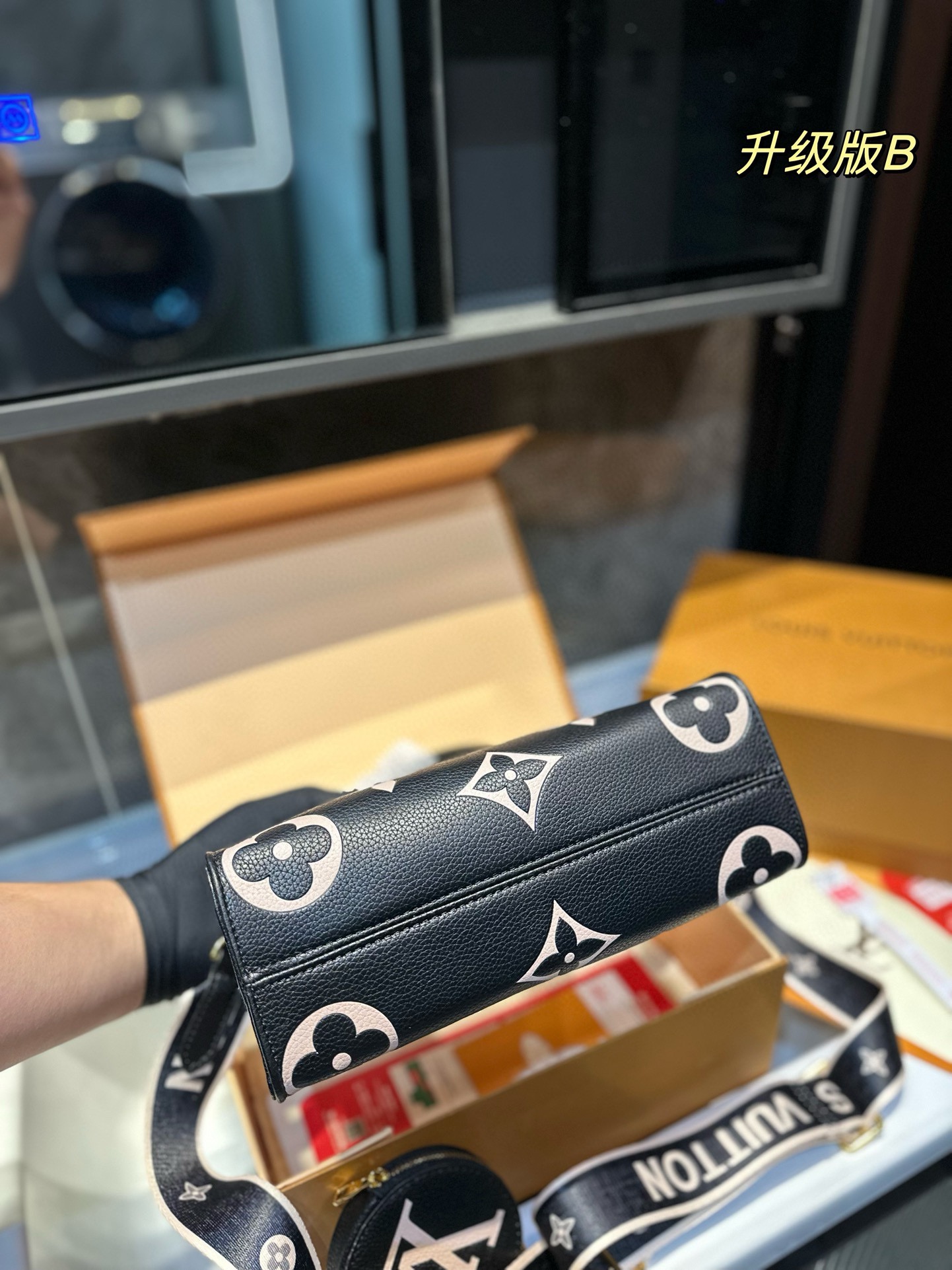 louis-new-arrival-onthego-east-west-bag-size-25-14cm-162