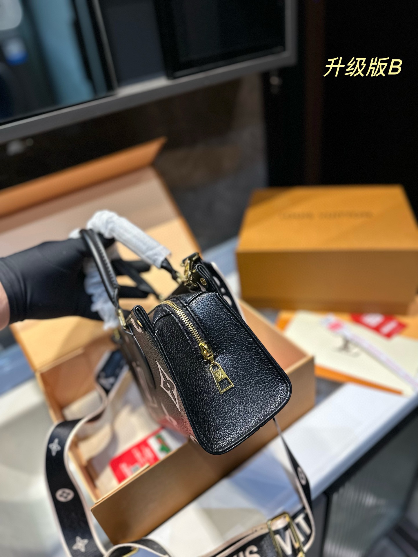 louis-new-arrival-onthego-east-west-bag-size-25-14cm-162