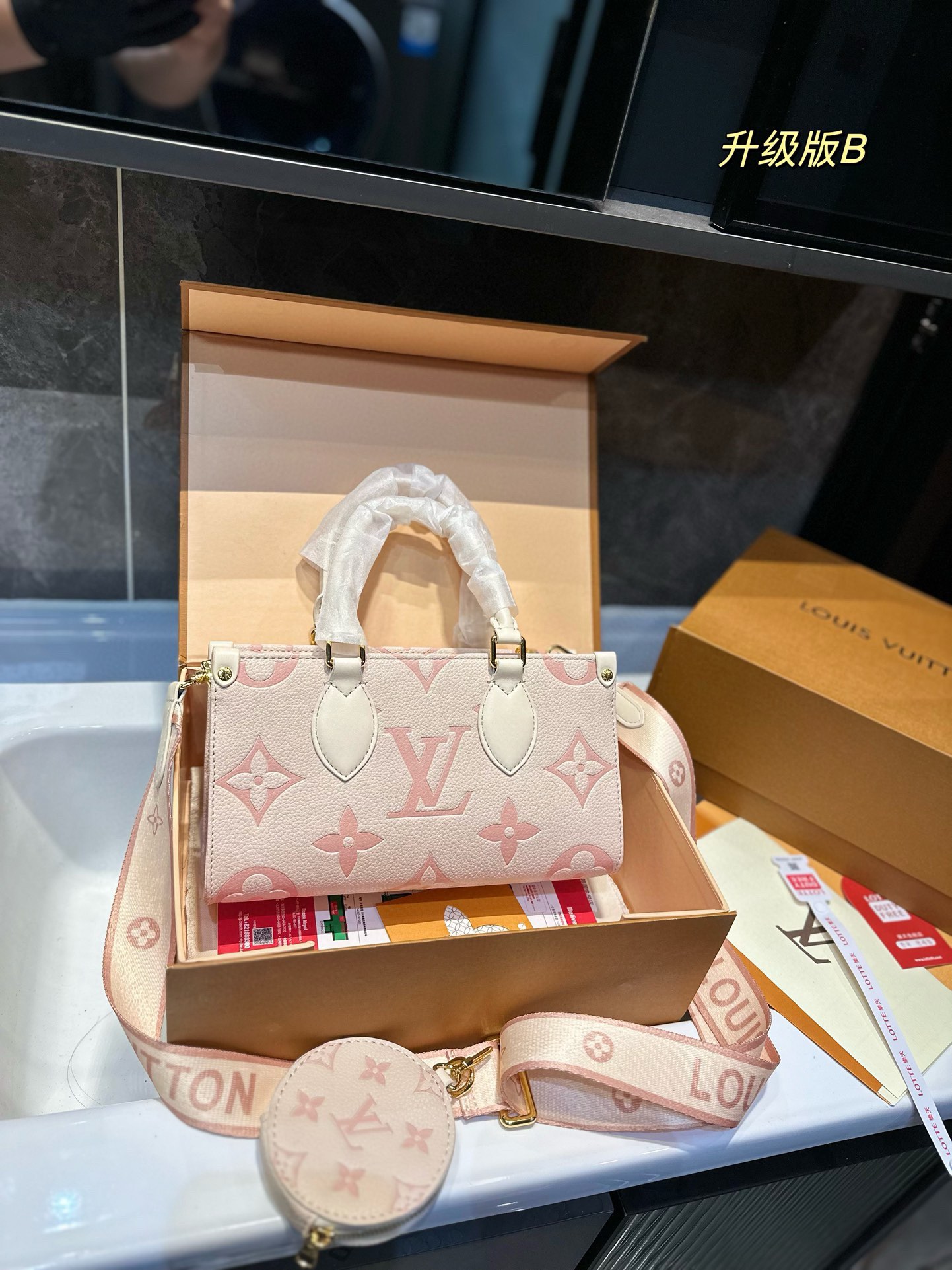 louis-new-arrival-onthego-east-west-bag-size-25-14cm-162