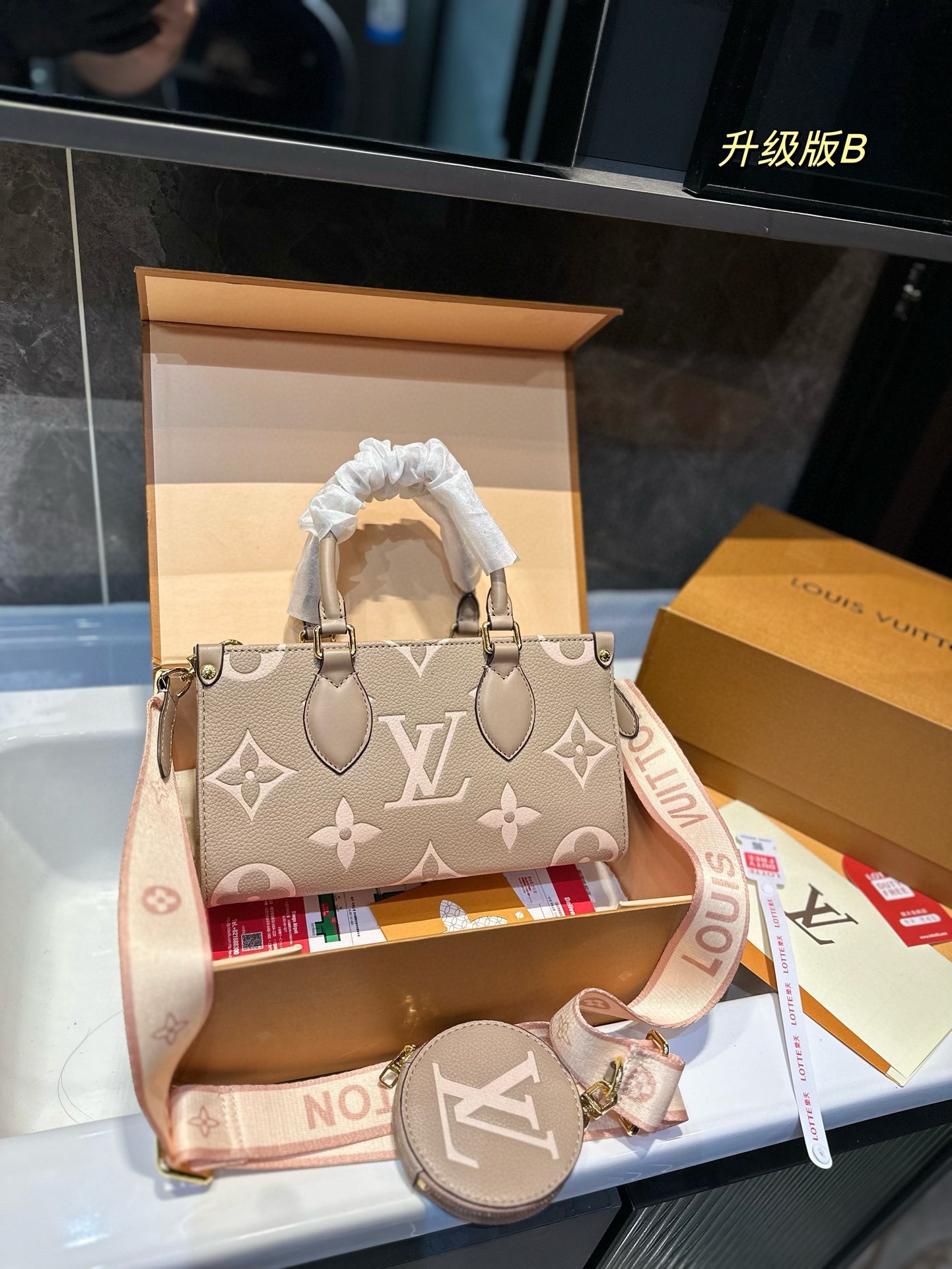 louis-new-arrival-onthego-east-west-bag-size-25-14cm-162