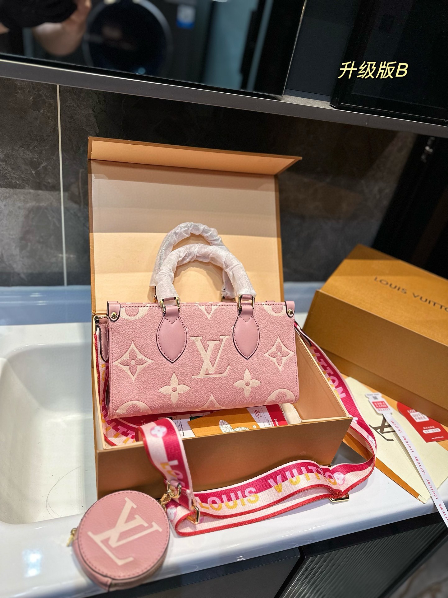 louis-new-arrival-onthego-east-west-bag-size-25-14cm-162