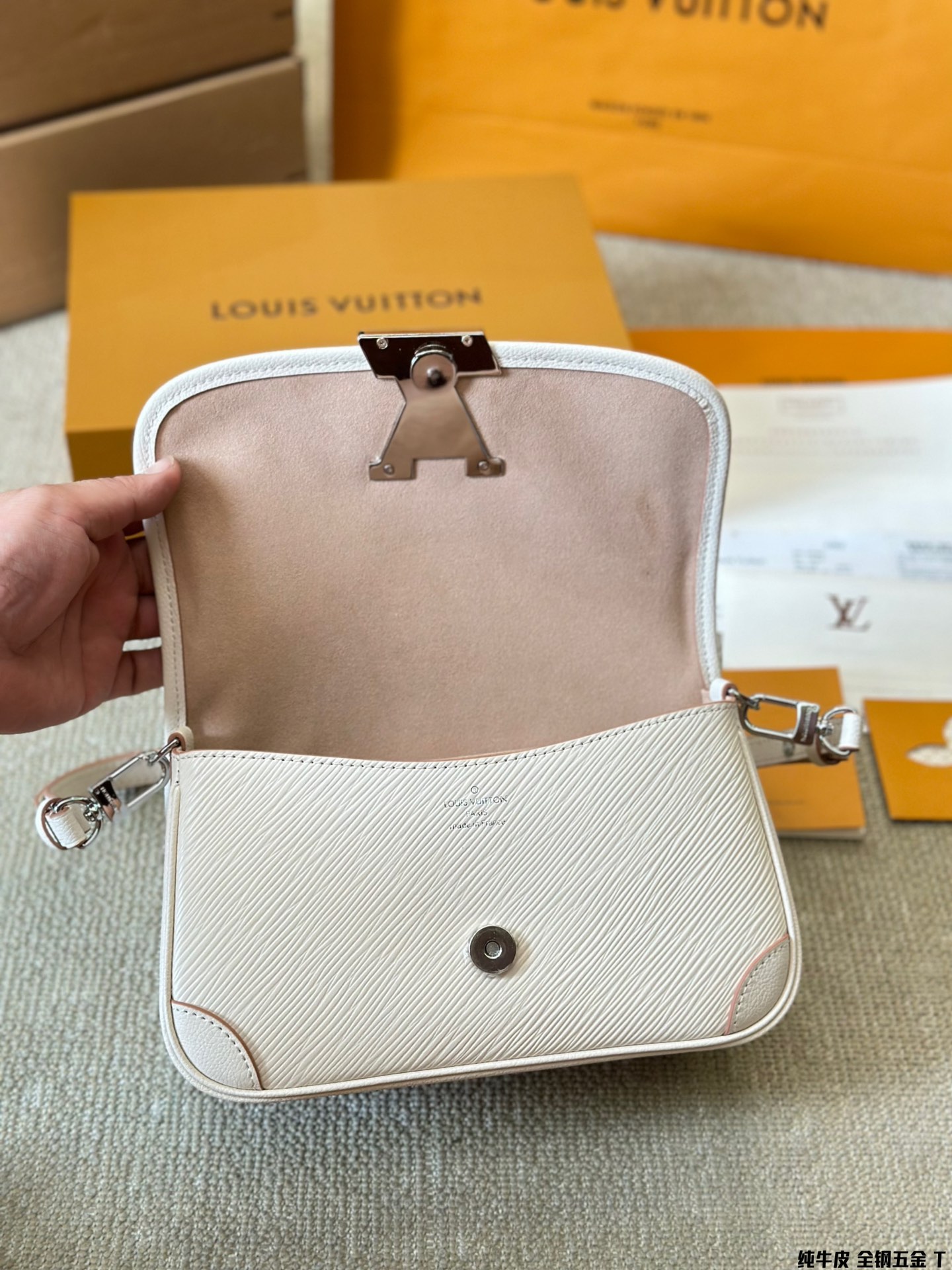 louis-new-arrvial-buci-bag-size-24-5-15-5-9-cm-8918