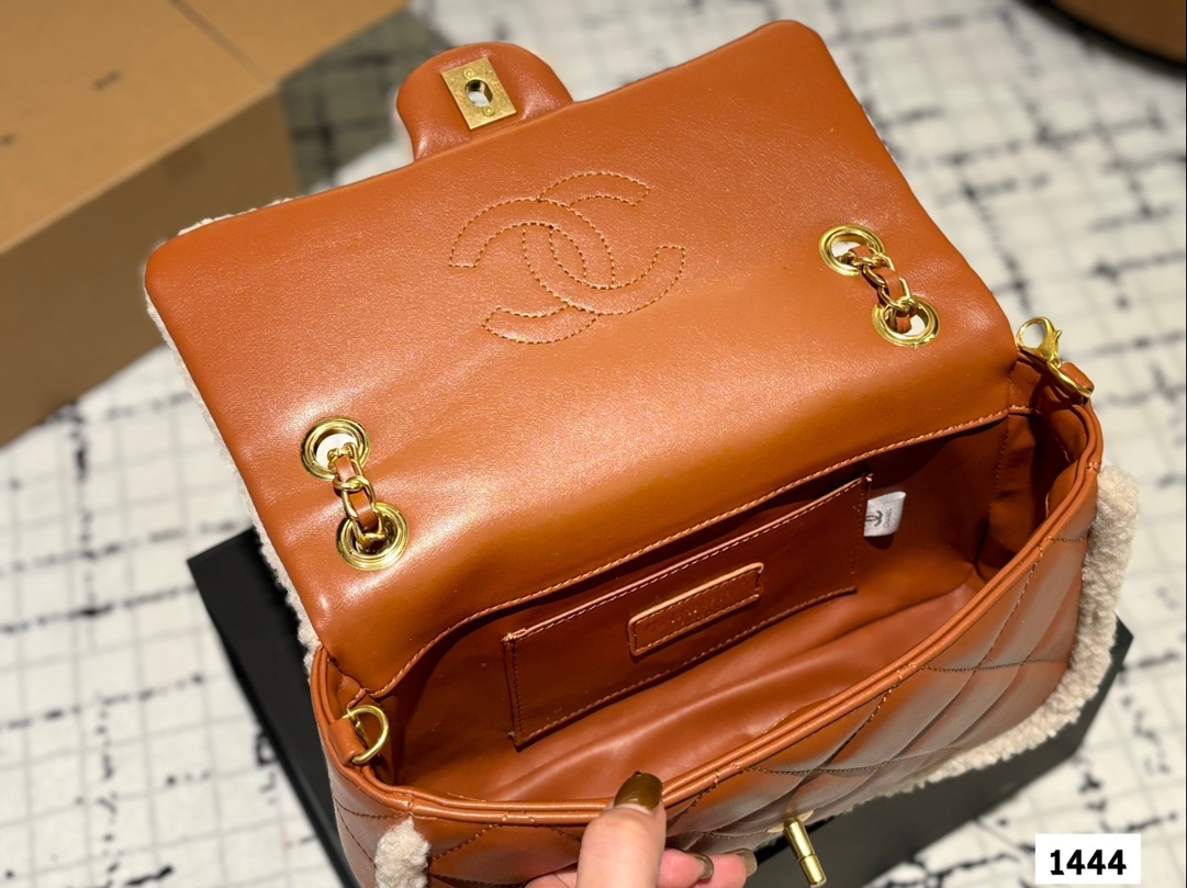 Cc 24K new arrival winter cf bag size: 26*16 cm