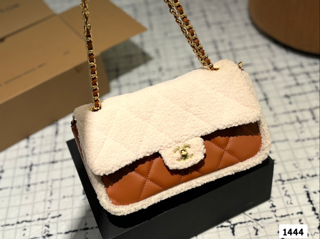 Cc 24K new arrival winter cf bag size: 26*16 cm