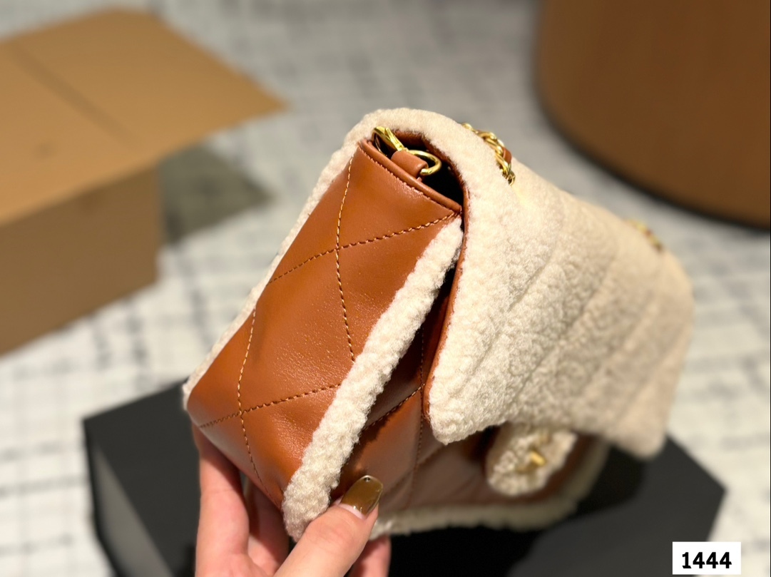 Cc 24K new arrival winter cf bag size: 26*16 cm