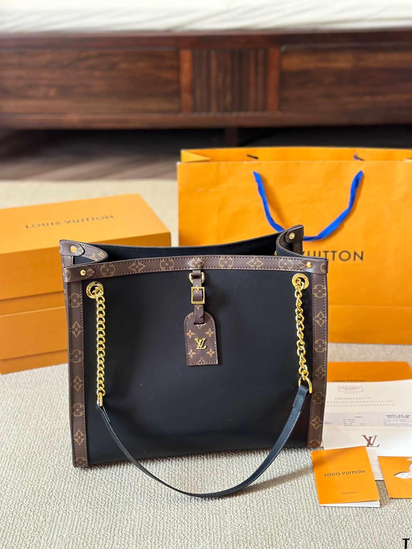 Louis new arrival I Low Key onthego bag size: 35 * 30cm