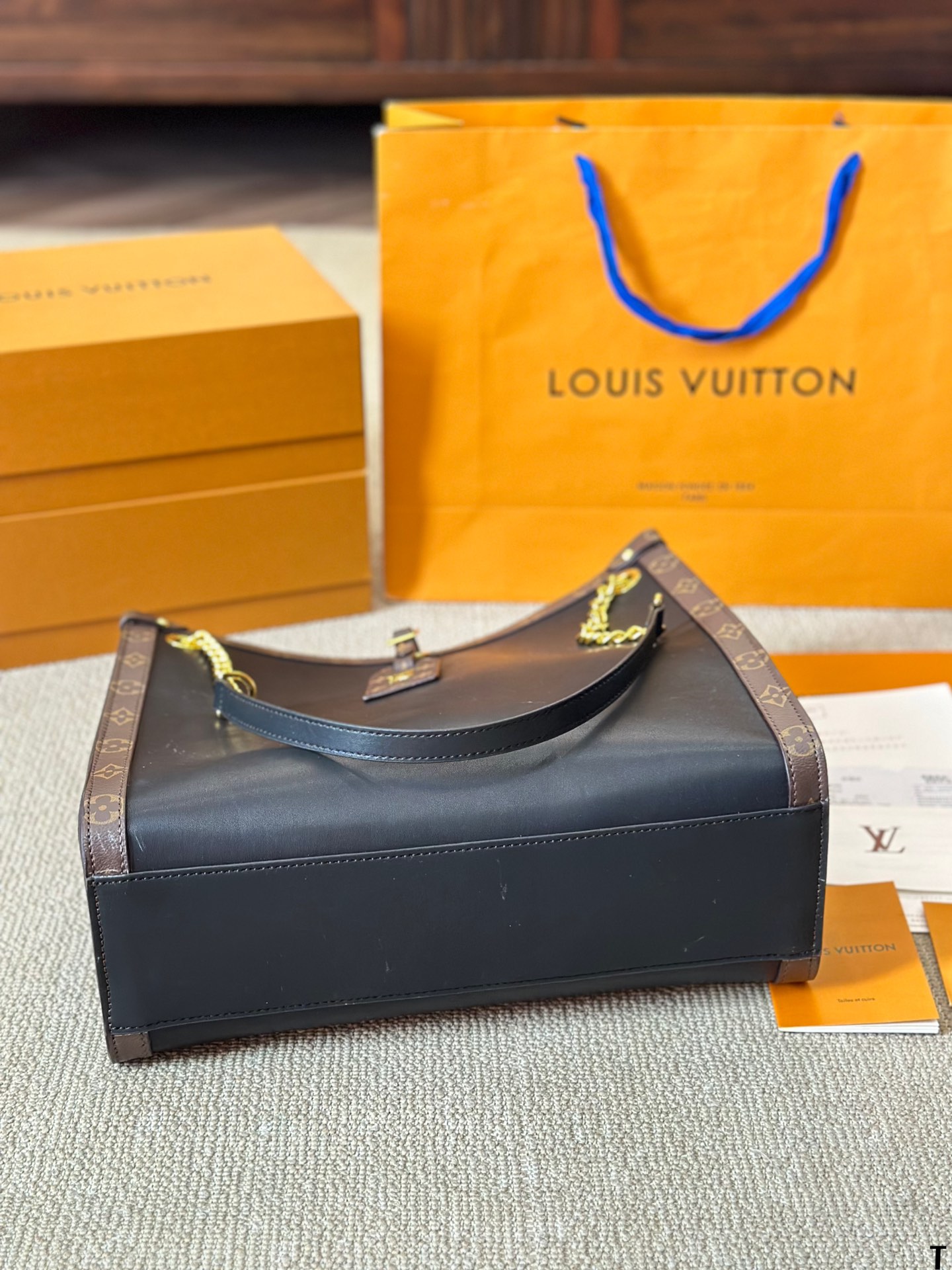 Louis new arrival I Low Key onthego bag size: 35 * 30cm