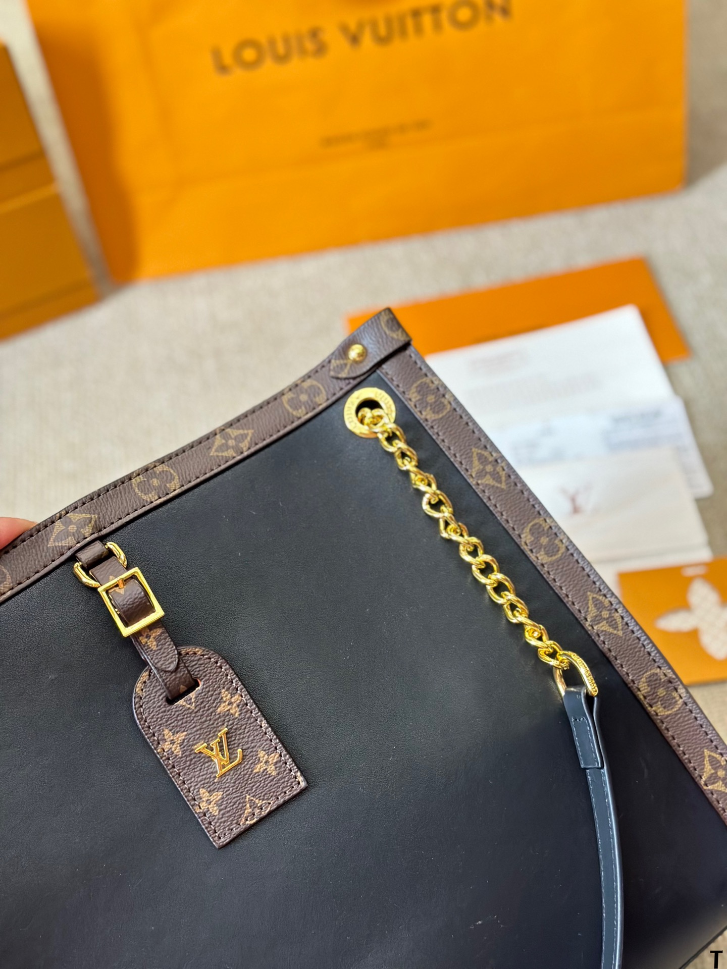 Louis new arrival I Low Key onthego bag size: 35 * 30cm