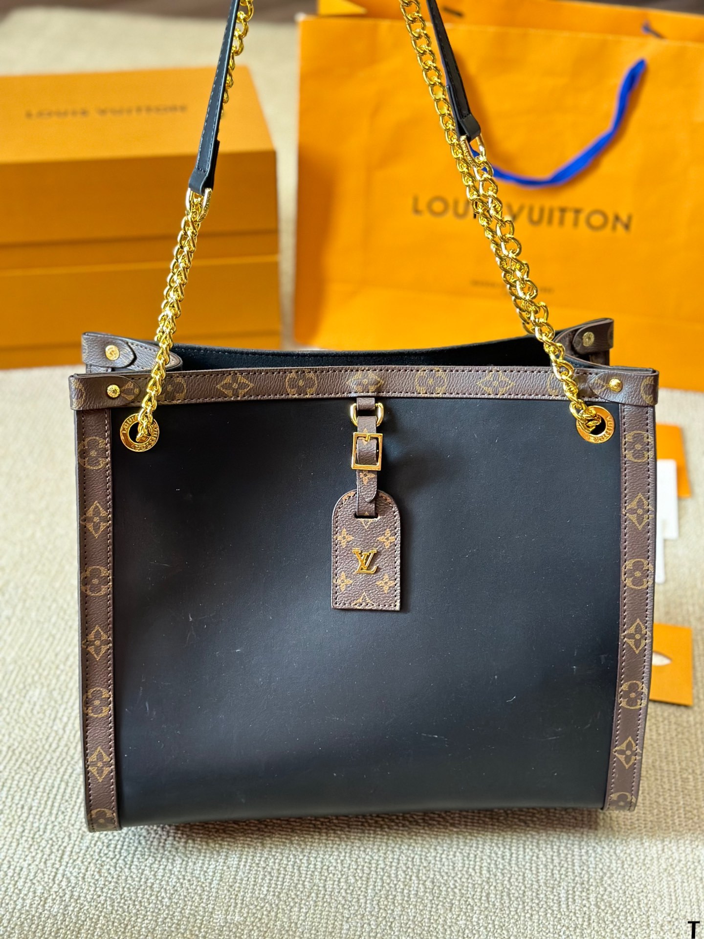 Louis new arrival I Low Key onthego bag size: 35 * 30cm