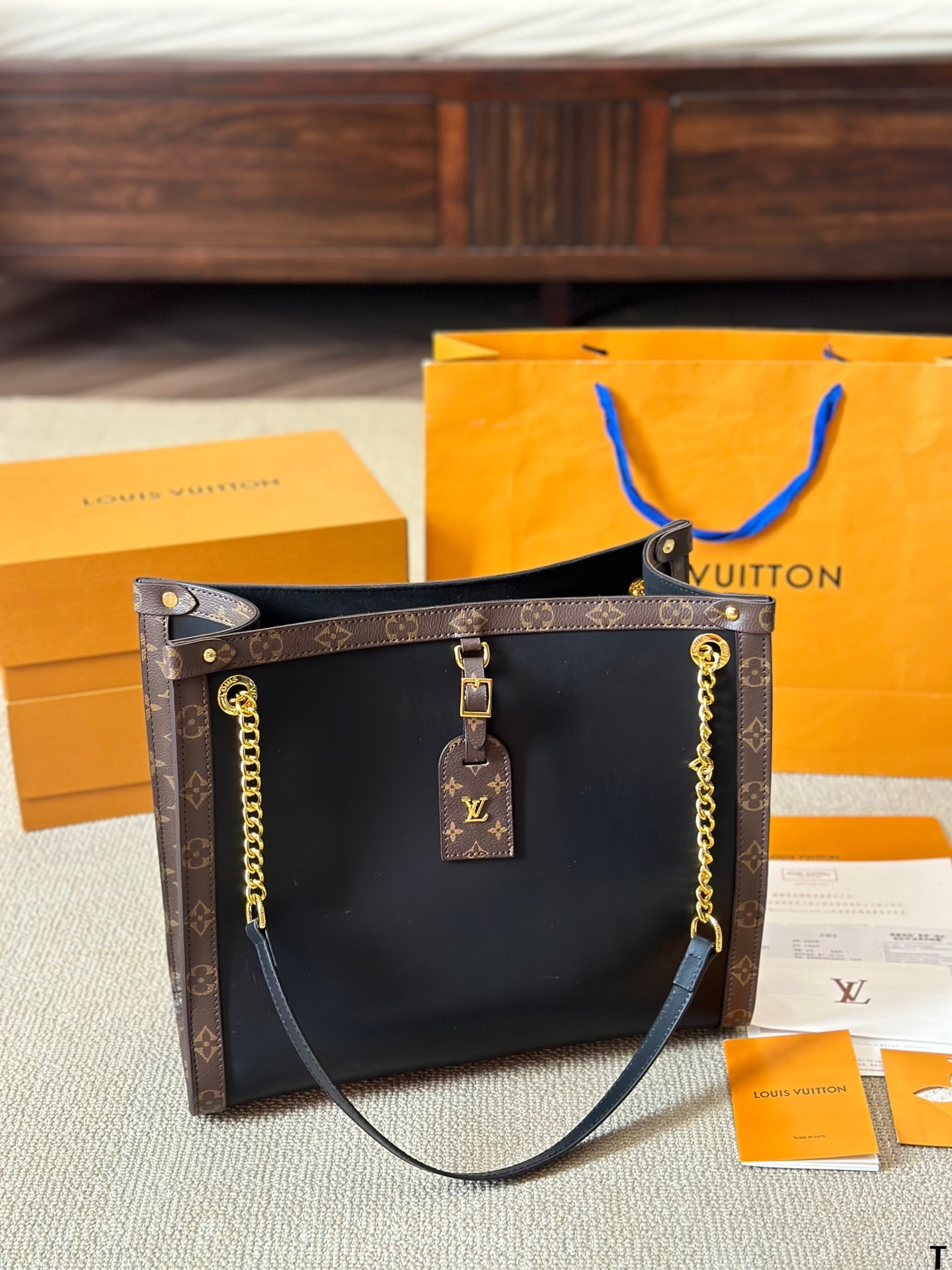 louis-new-arrival-i-low-key-onthego-bag-size-35-30cm-621