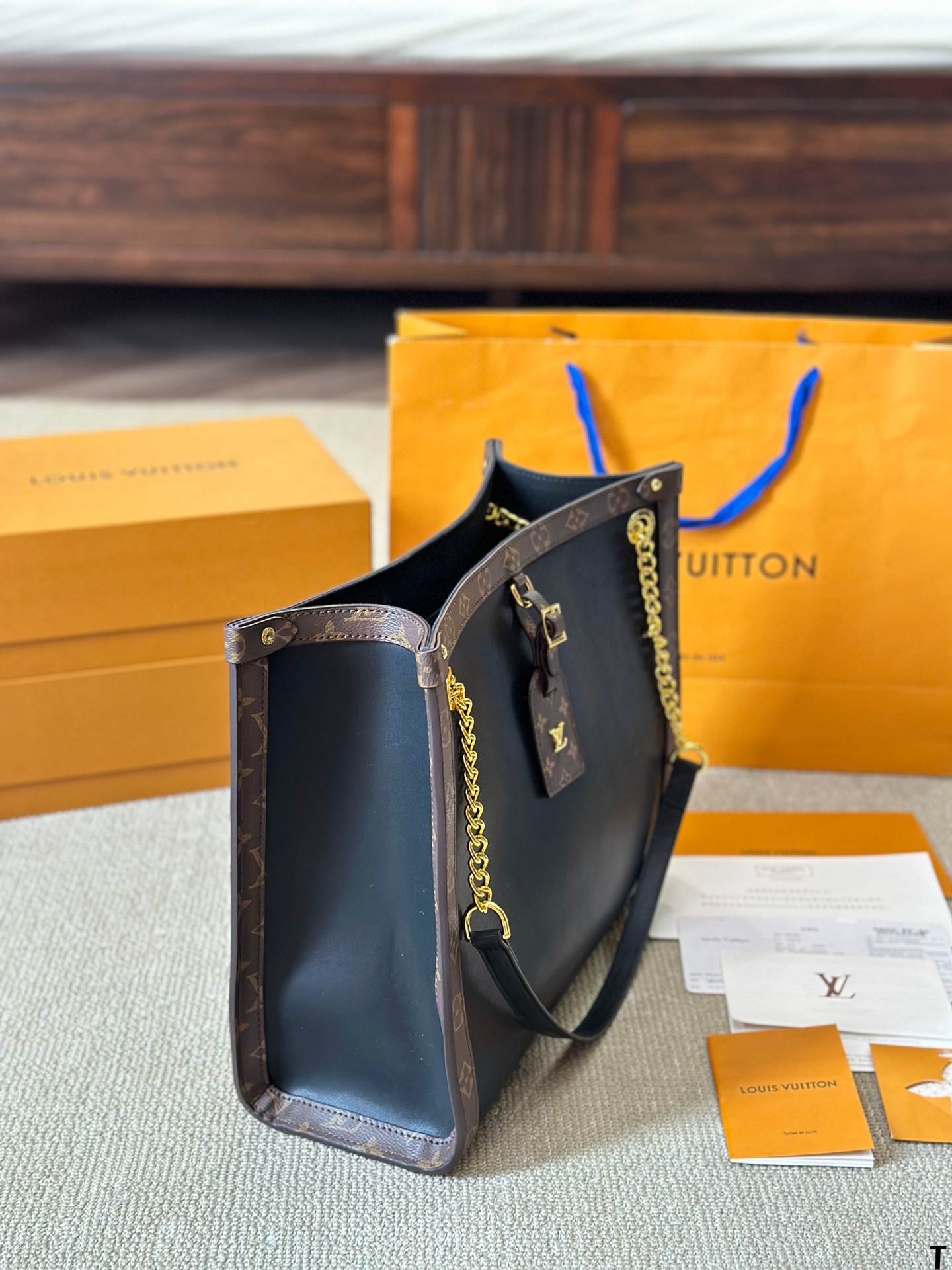 Louis new arrival I Low Key onthego bag size: 35 * 30cm