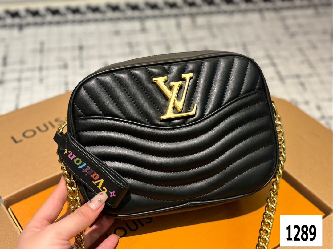 louis-new-arrival-wave-bag-size-23-cm-3598