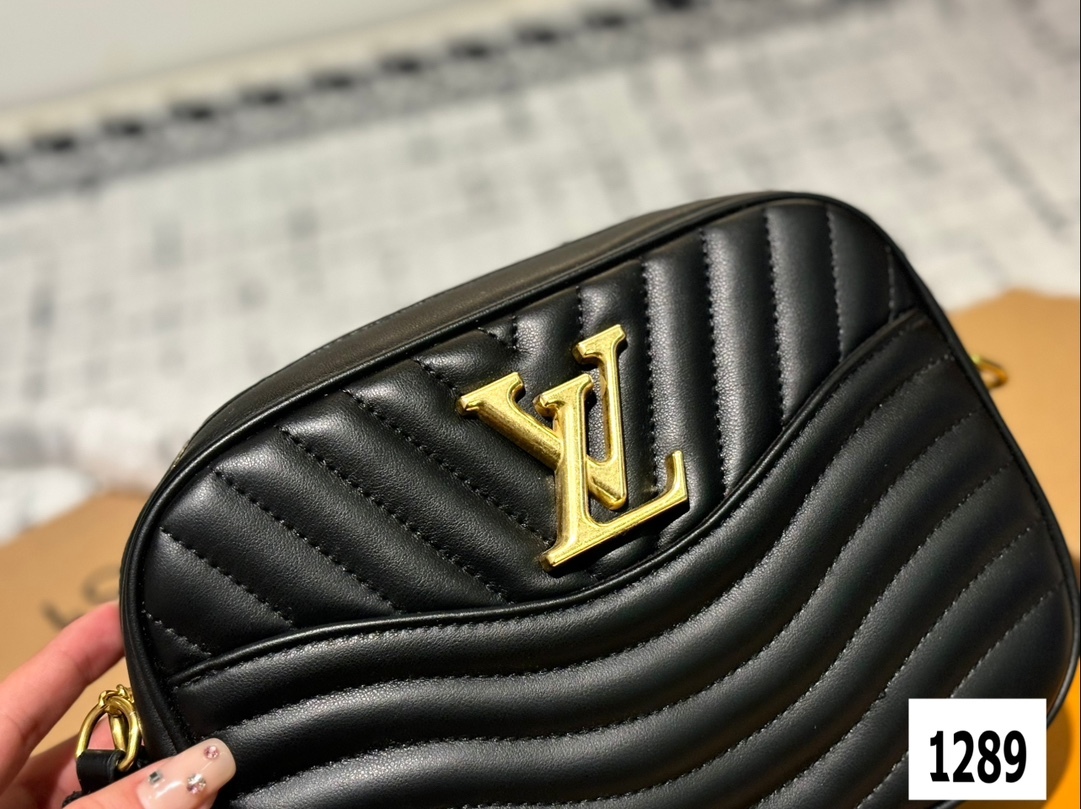 louis-new-arrival-wave-bag-size-23-cm-3598