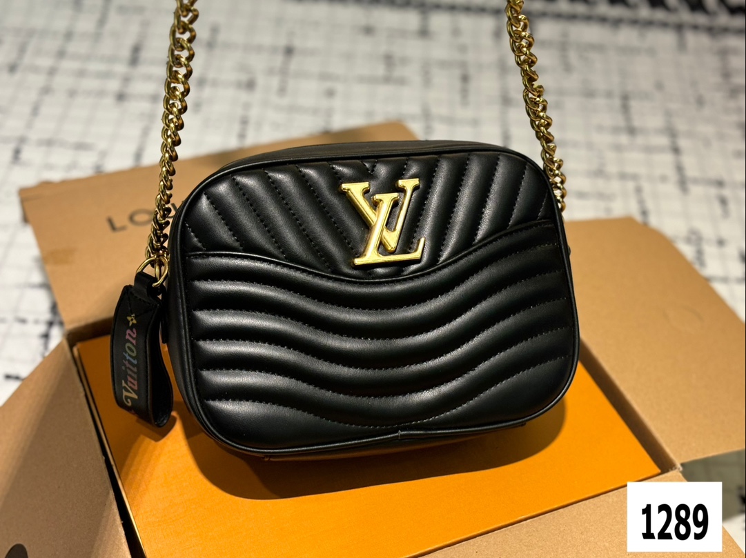 louis-new-arrival-wave-bag-size-23-cm-3598