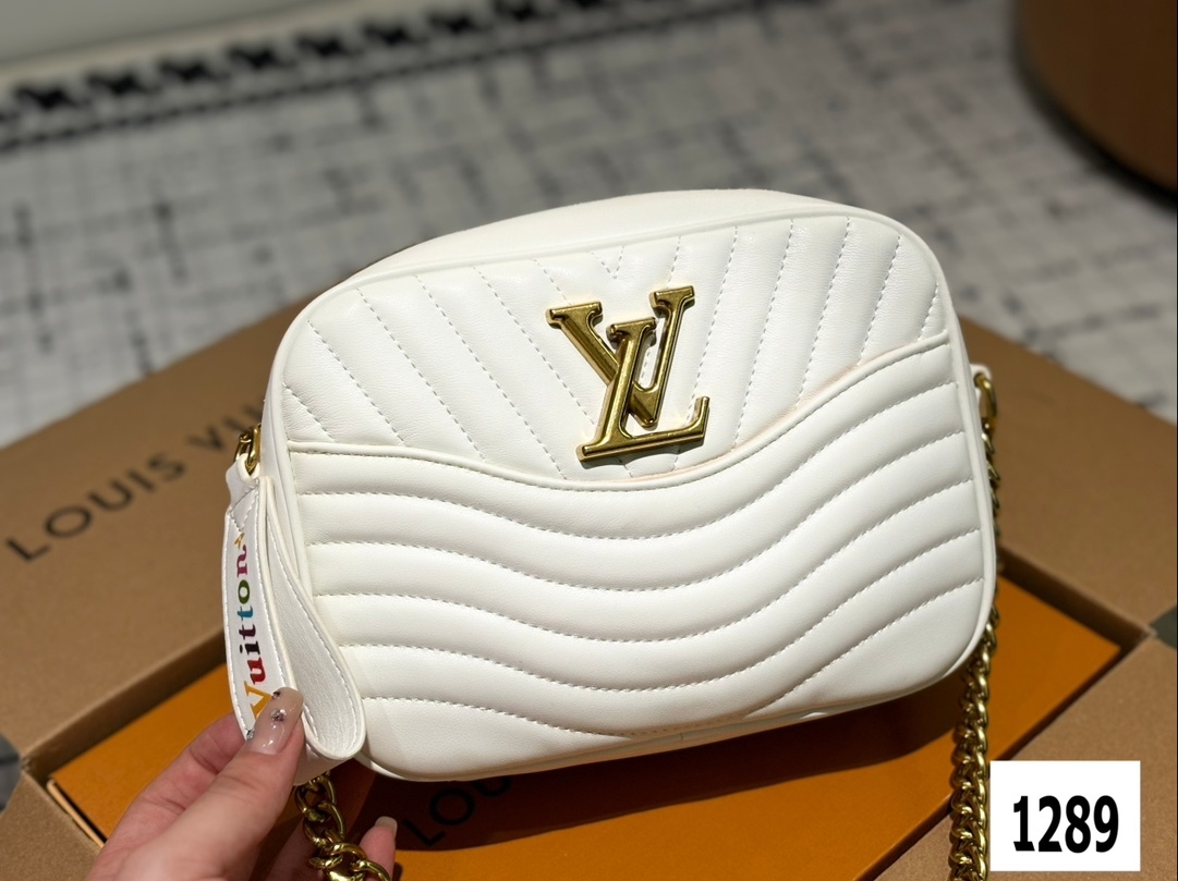 louis-new-arrival-wave-bag-size-23-cm-3598