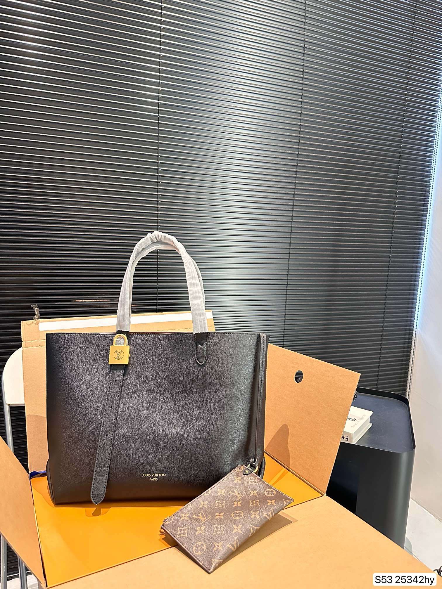 louis-new-arrival-lock-hobo-tote-bag-size-47-31-cm-3516