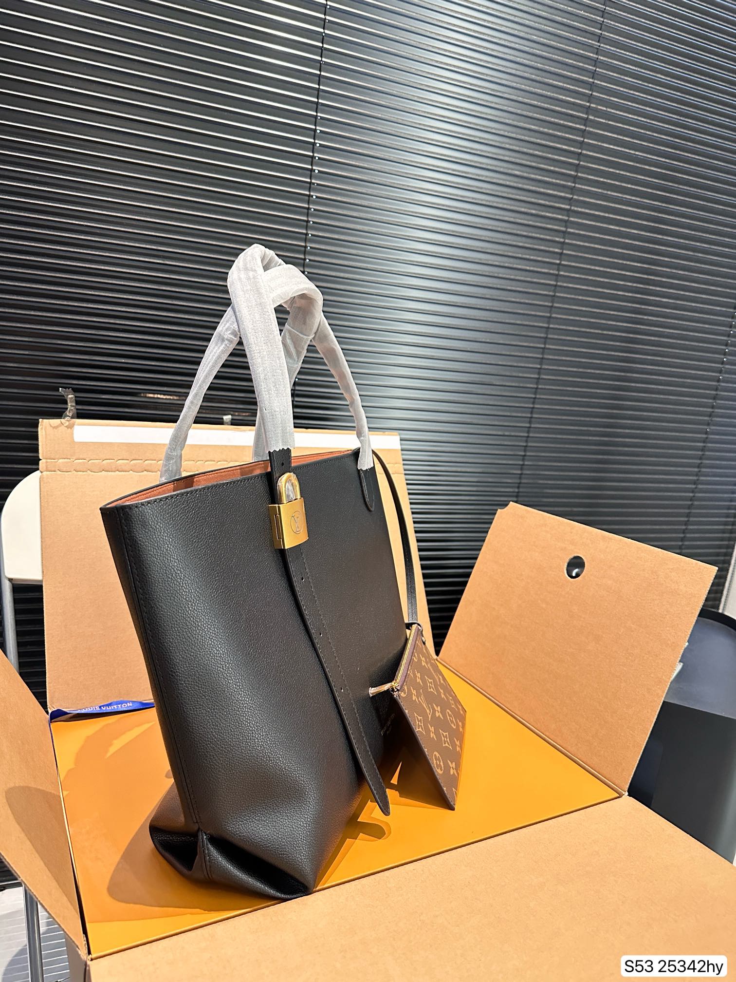 louis-new-arrival-lock-hobo-tote-bag-size-47-31-cm-3516