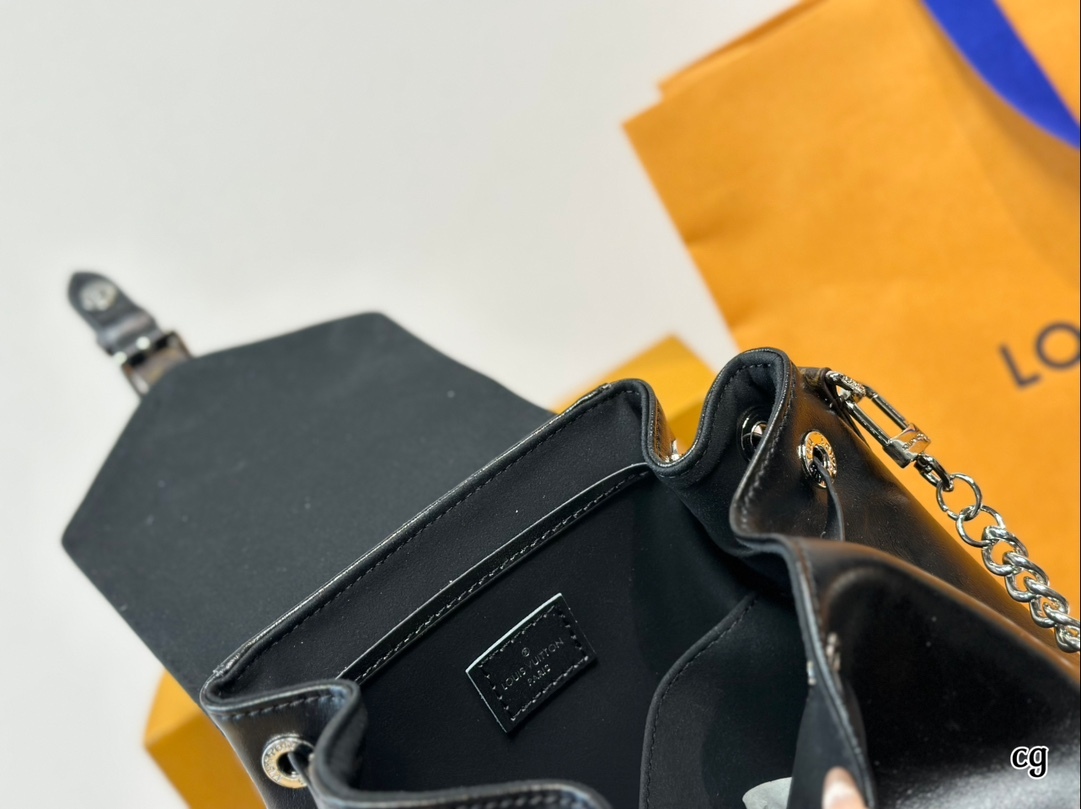 Louis new arrival backpack bag size: 26*28 cm