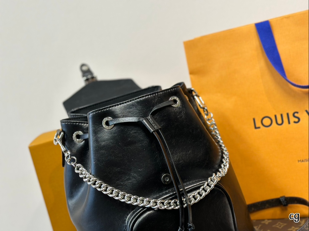 Louis new arrival backpack bag size: 26*28 cm