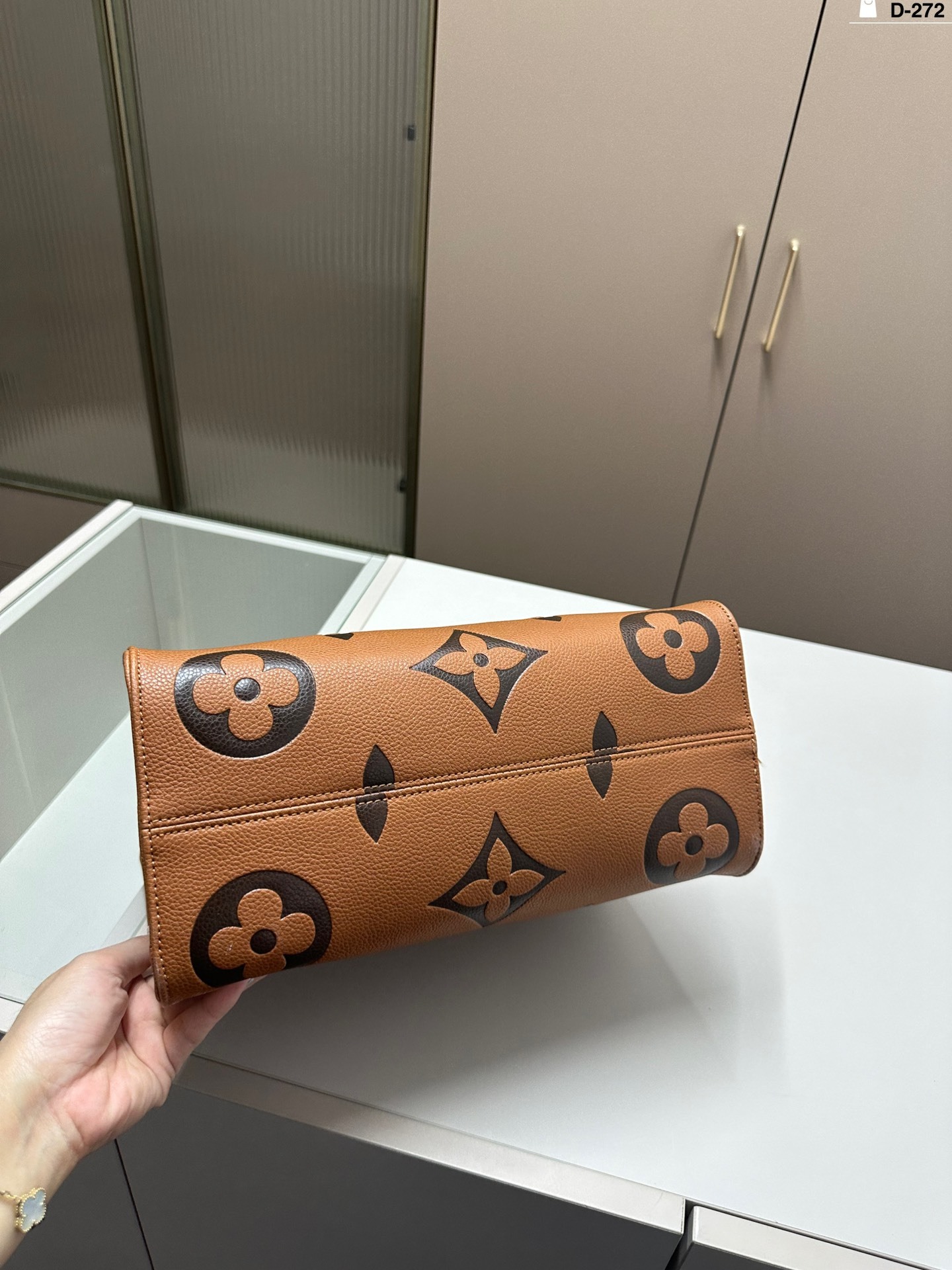 louis-new-arrival-onthego-tote-bag-size-32-15-27-cm-1576