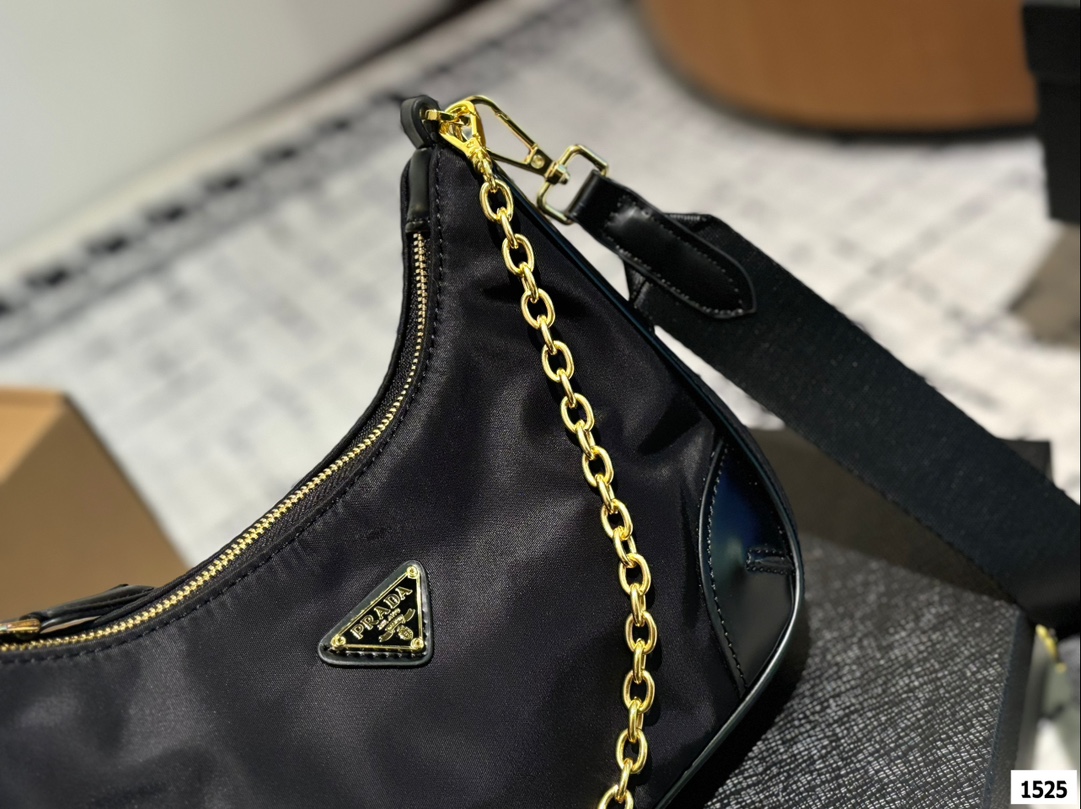 Pra new arrival hobo bag size:22 * 16cm