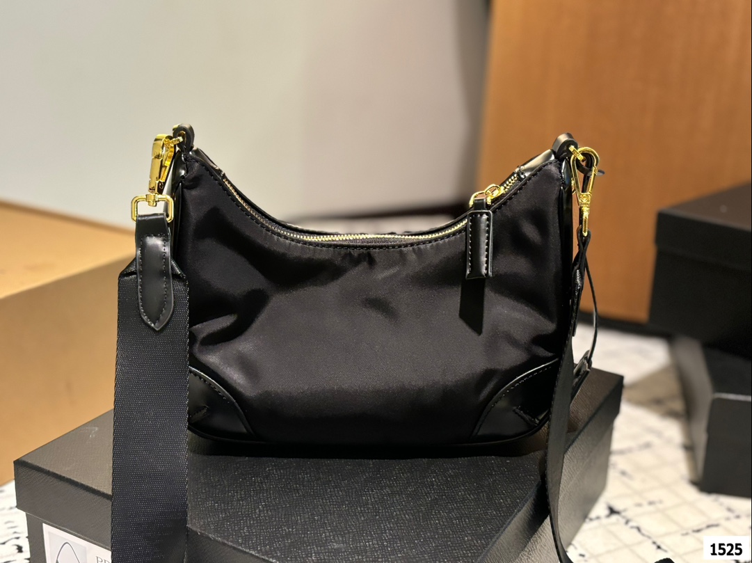 Pra new arrival hobo bag size:22 * 16cm