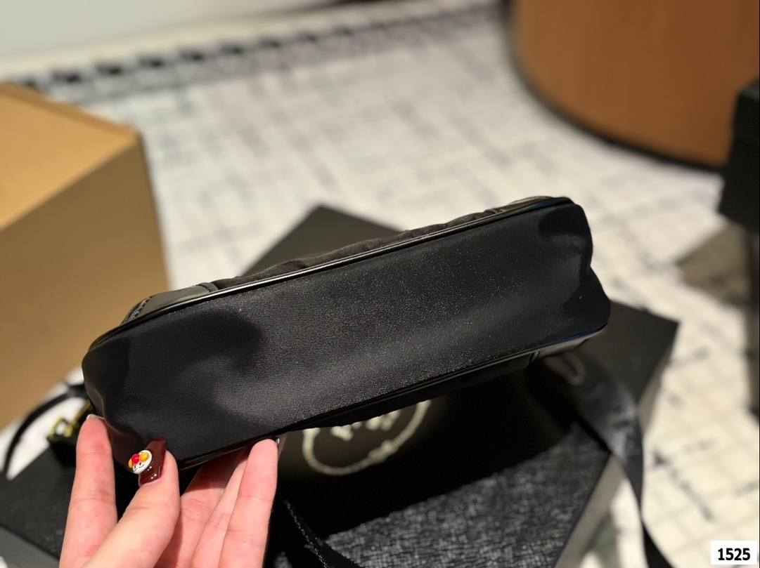 Pra new arrival hobo bag size:22 * 16cm