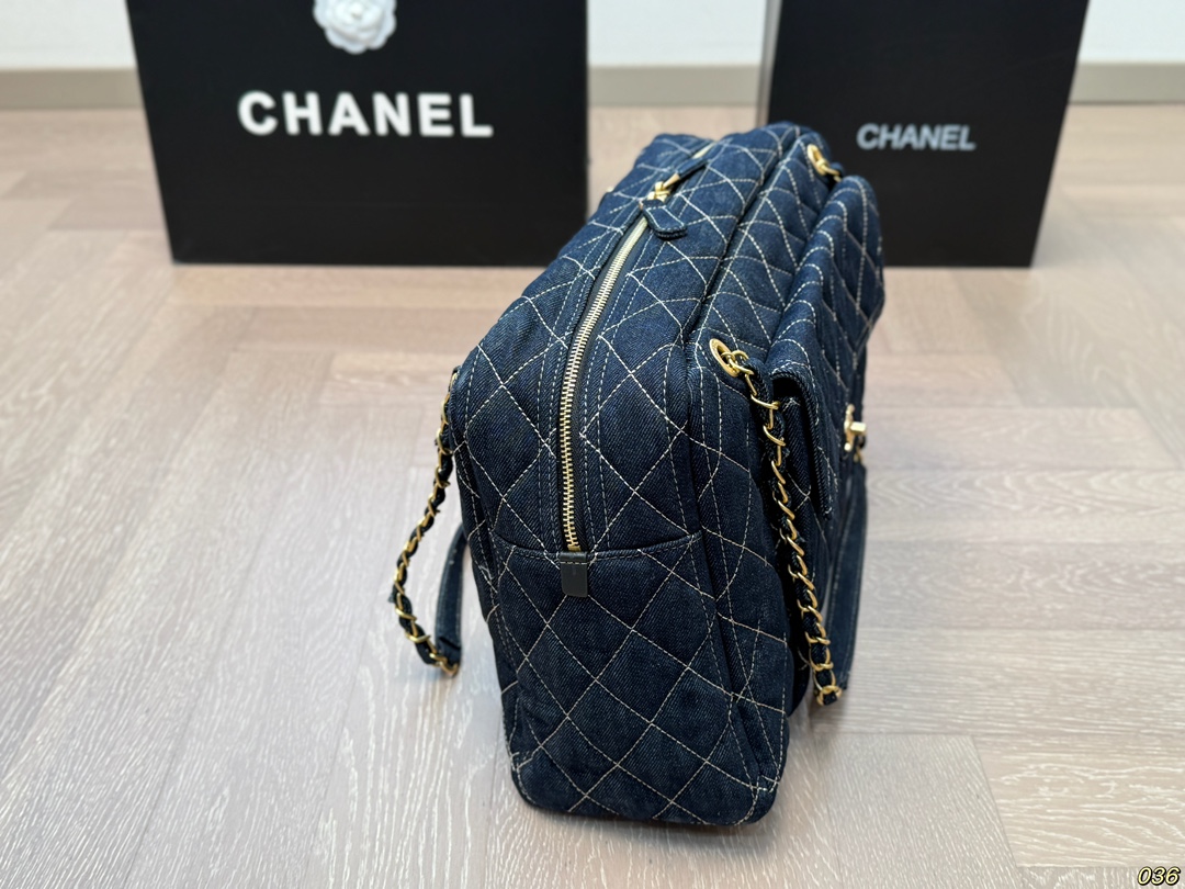 cc new arrival denim bag size；43*26 cm