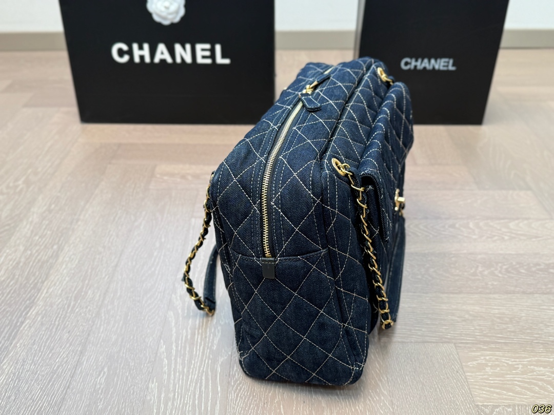 cc new arrival denim bag size；43*26 cm