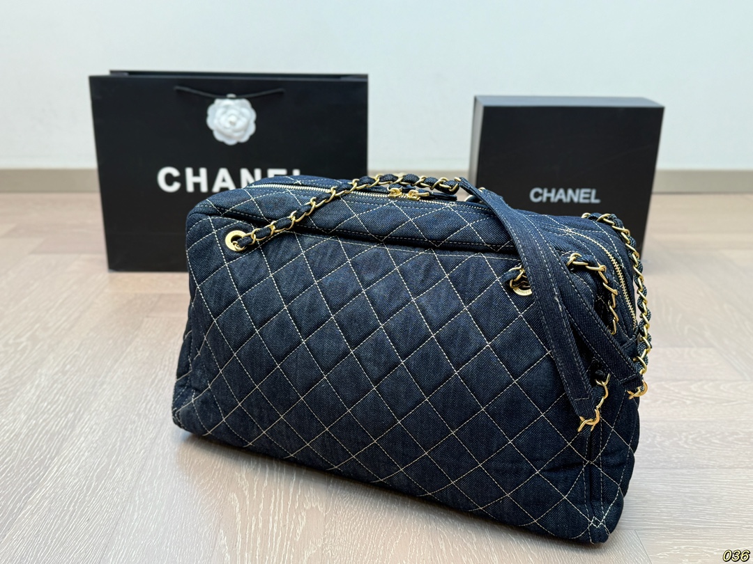 cc new arrival denim bag size；43*26 cm