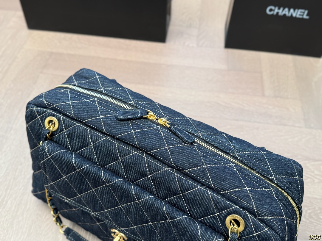 cc new arrival denim bag size；43*26 cm