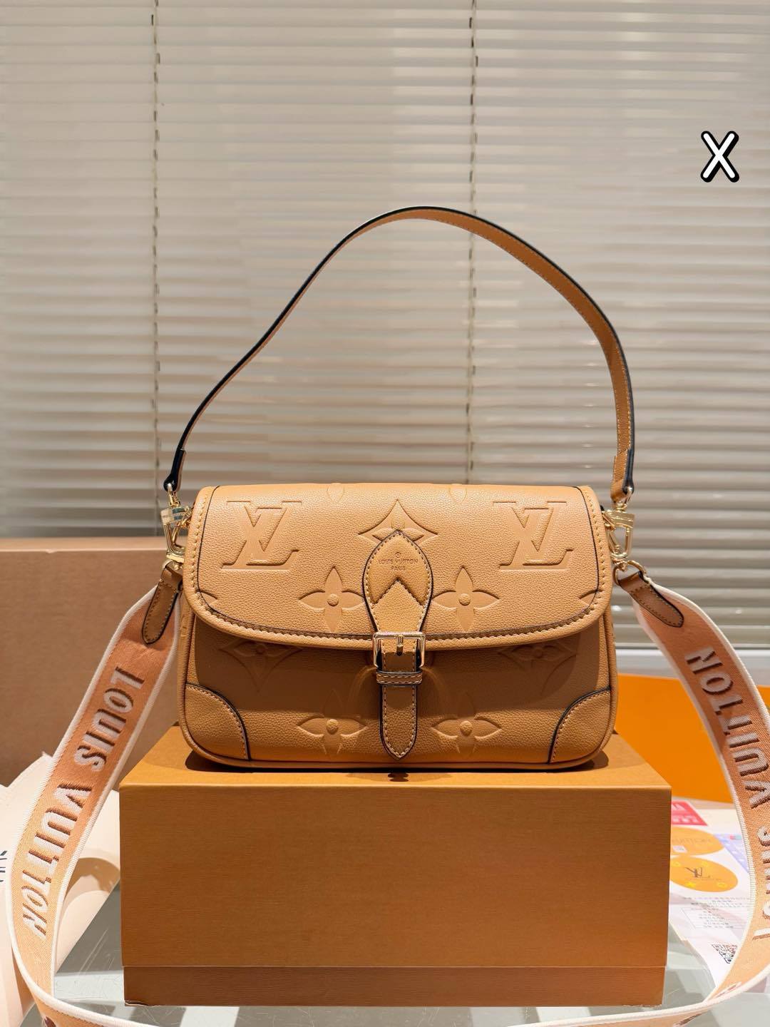 louis-new-arrival-diane-bag-size-25-15-cm-9152