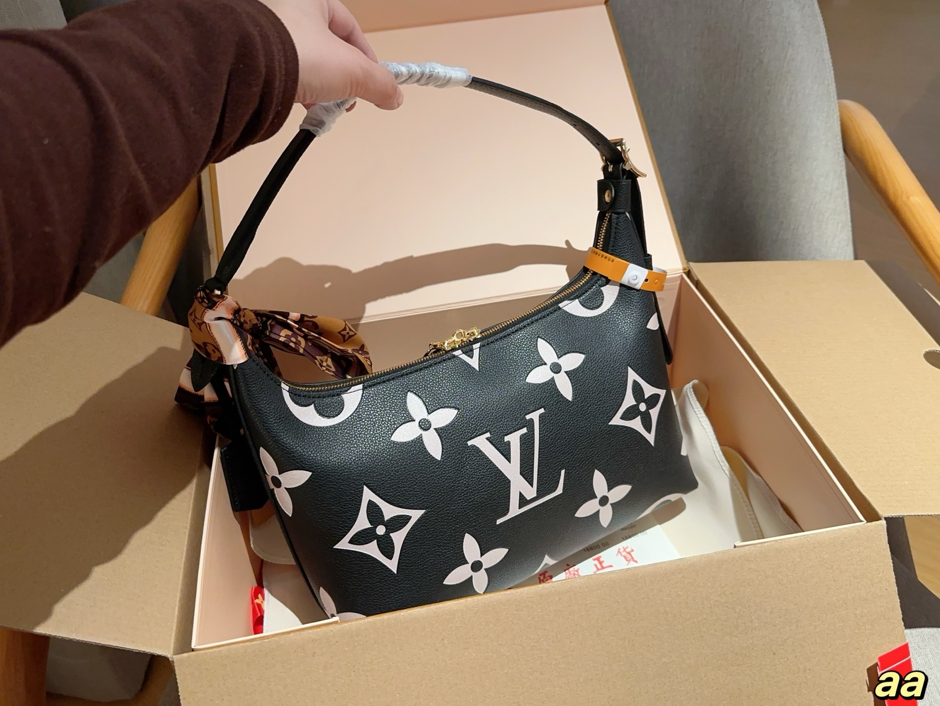 louis-new-arrival-hobo-lock-bag-size-28-18-10-cm-9783