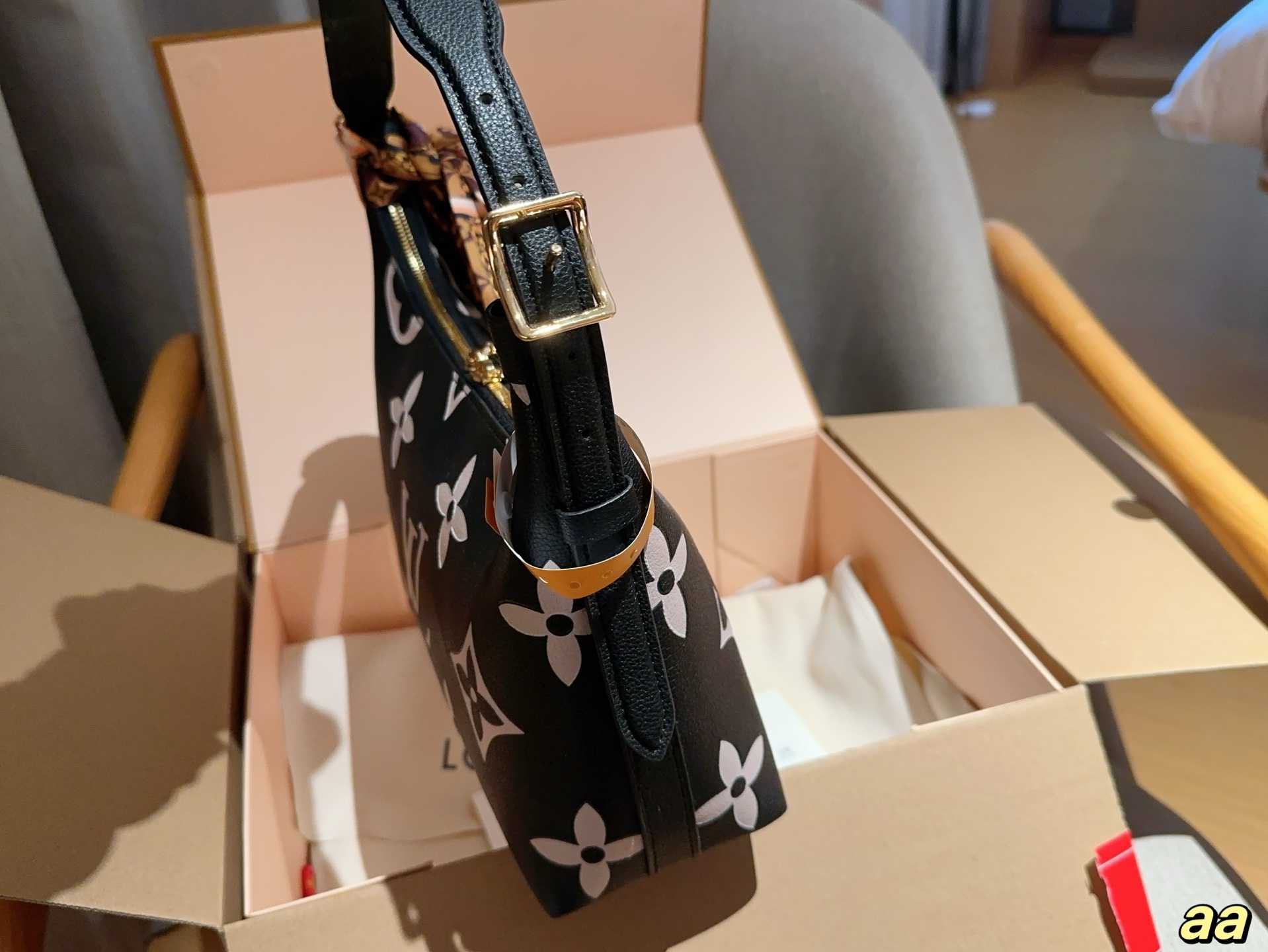 louis-new-arrival-hobo-lock-bag-size-28-18-10-cm-9783